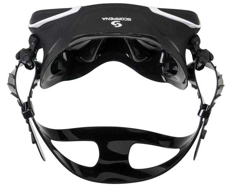 Раздвоенный ремешок удобно держится на голове.