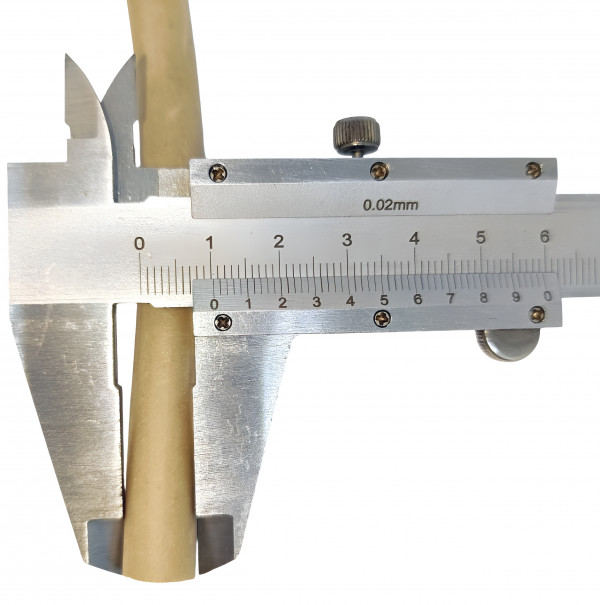 Диаметр около 1см. Не дубеет в холодной воде, не становится «размазней» в тепле.