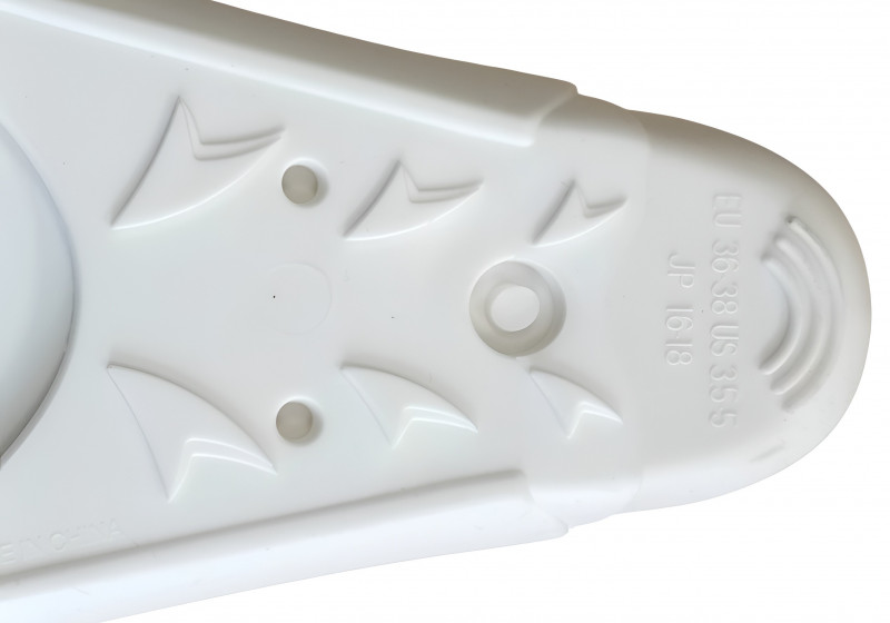 Ребристый рисунок не даст вам поскользнуться ни на мокром пирсе, ни на каменистом берегу.