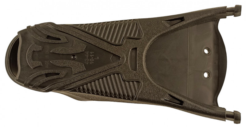 Жесткая и ребристая подошва хорошо передает усилие от гребка на лопасть и защищает ногу от контакта с камнями на дне.