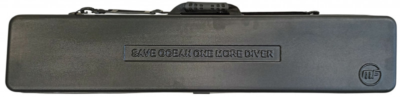 На обратной стороне чехла надпись «SAVE OCEAN ONE MORE DIVER» означающая «СПАСИТЕ ОКЕАН ЕЩЕ ОДНИМ НЫРЯЛЬЩИКОМ».