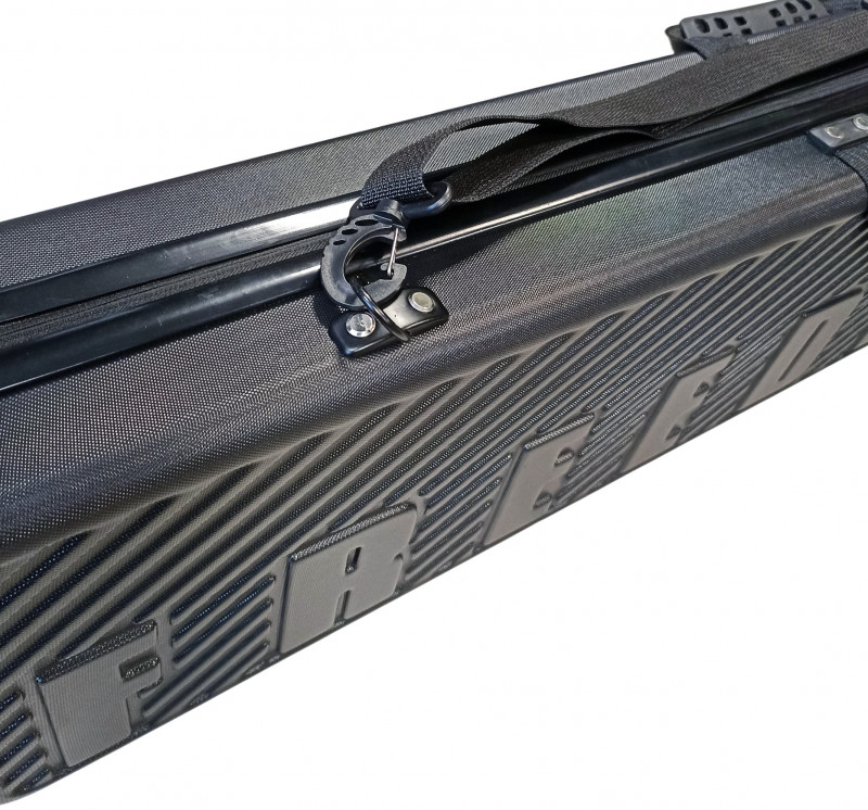 Кольцо и карабин для плечевого ремня изготовлены из прочного пластика надежно крепятся к чехлу двумя заклепками.