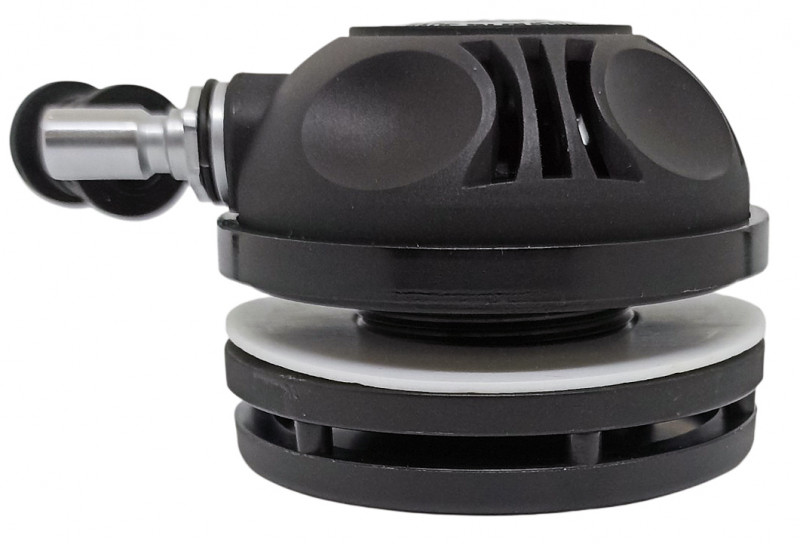 Состоит из двух частей, одна из которых располагается с внутренней стороны костюма, а вторая - с наружной. В комплекте также прокладка, позволяющая добиться лучшей герметичности при сборке на костюме.