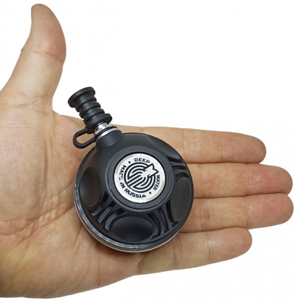 Изготовленный из ударопрочного материала, клапан демонстрирует высокую устойчивость к механическим повреждениям и прекрасно справляется с эксплуатацией в экстремально низких температурах.