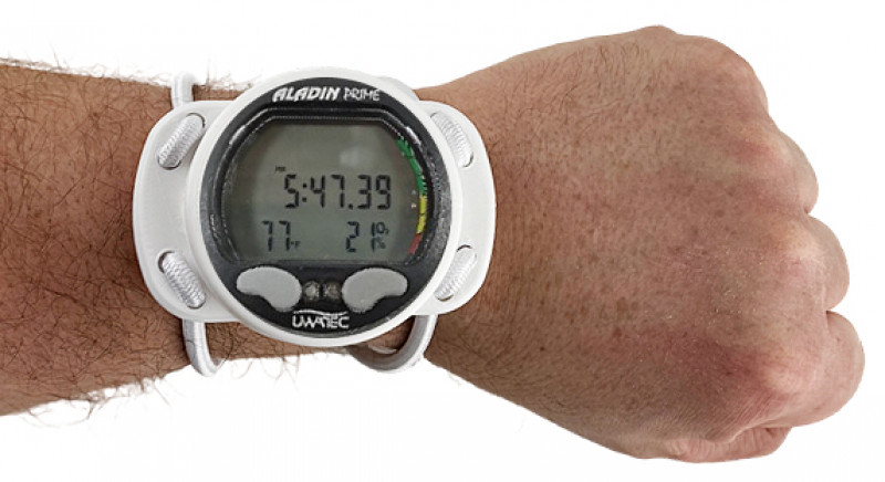 Держатель с резинками - удобная, надежная и правильная замена штатному ремешку прибора. Позволяет быстро снимать и надевать прибор независимо от толщины костюма и мобильности ваших пальцев в перчатках.