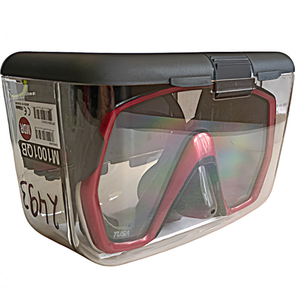 Фирменный бокс для хранения и транспортировки маски в комплекте.