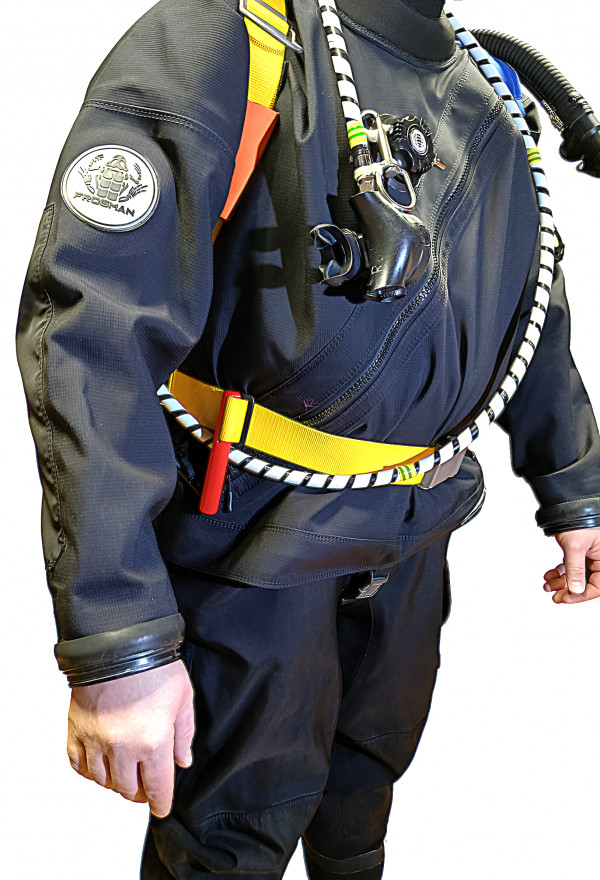 Добавьте этот практичный аксессуар в комплект снаряжения, и ваш шланг наконец-то станет послушным, а погружения - еще приятнее. Пусть подводный мир восхищается вашим аккуратным снаряжением, а не пытается распутать клубок шлангов за вашей спиной!