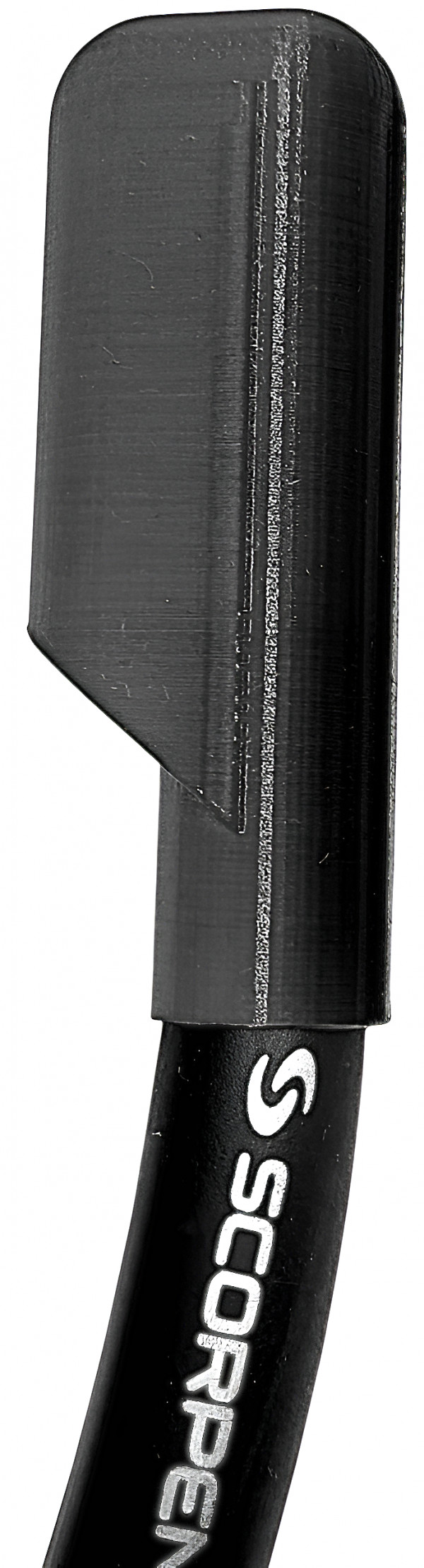 В момент погружения оставшийся воздух в клапане препятствует попаданию воды в трубку.