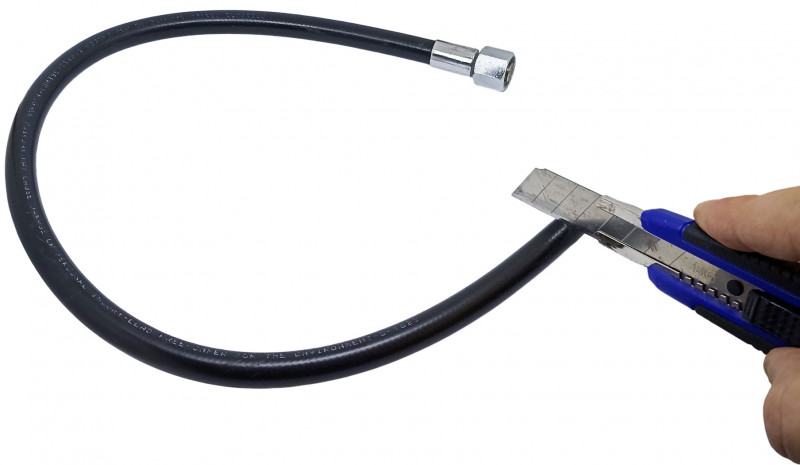 Для установки штуцера отрезаем резиновый шланг со стороны первой ступени по нужной длине.