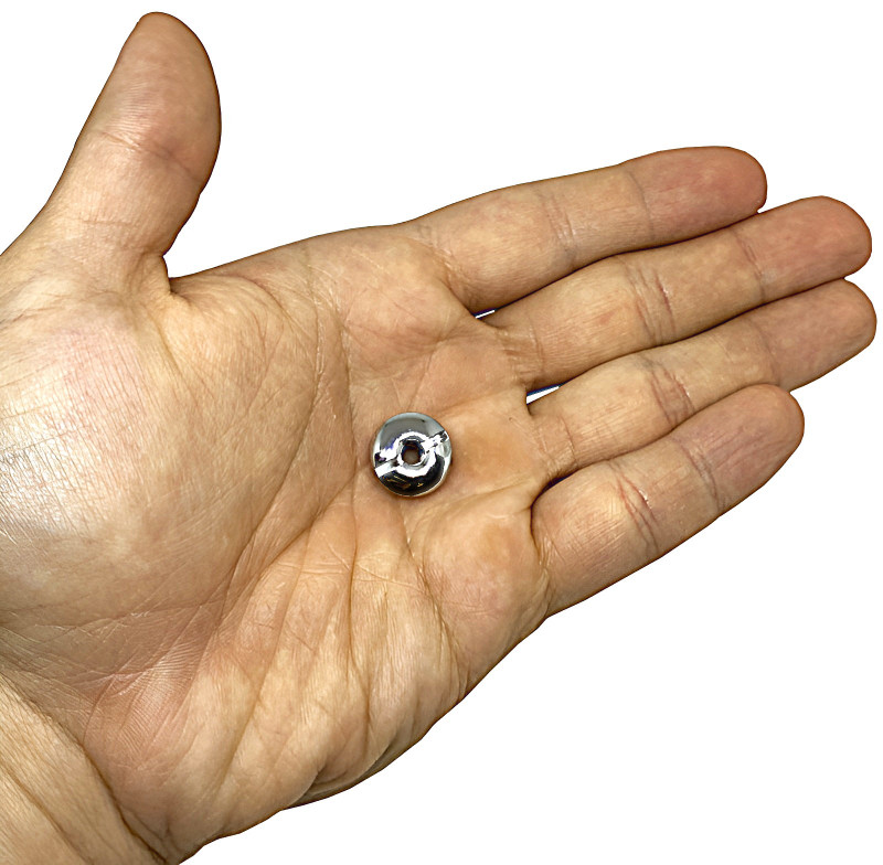 Компактный размер (14.6x6.4мм) и малый вес (2 грамма) такой незаменимой при обслуживании вентилей вещички.