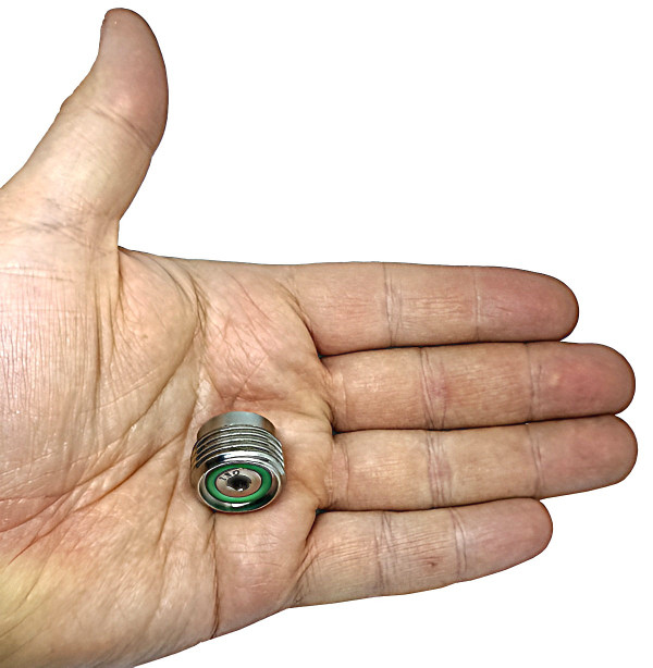 Размер в точности соответствует внутреннему пространству вентиля - 22.5х14мм.