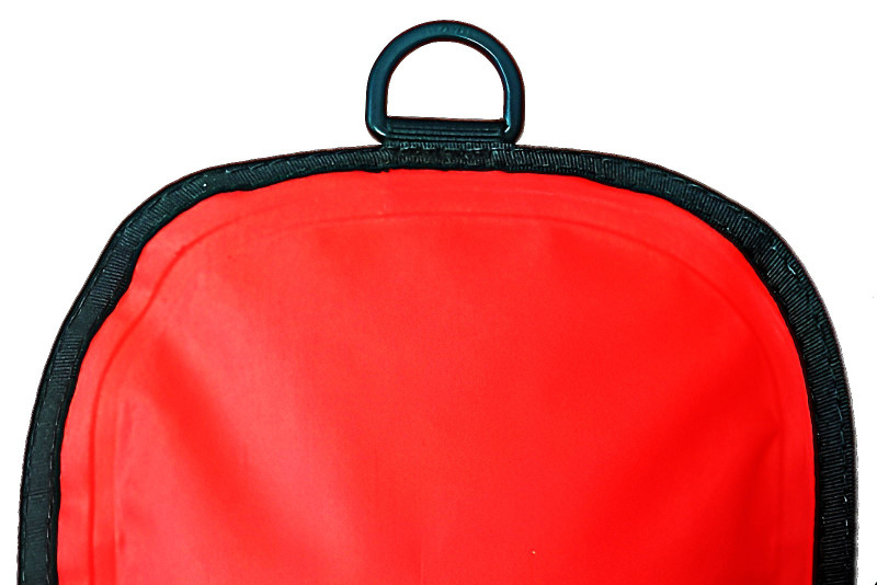 Петля в верхней части, к которой можно закрепить стробоскоп или слейт с посланием.