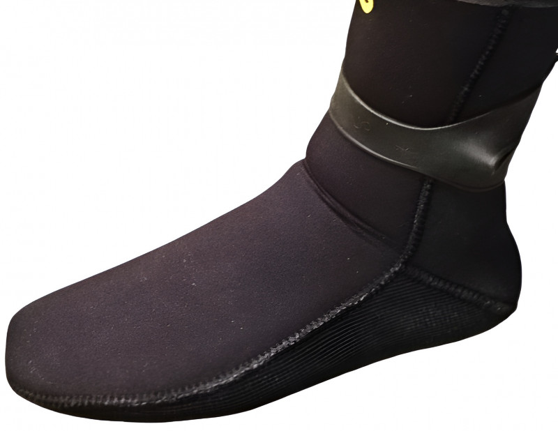 Держатель надевается на ногу и поднимается в верх по голени.