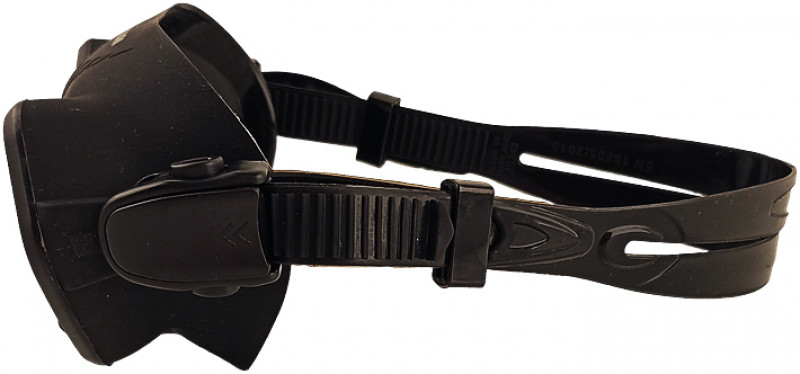 За счет двух отдельных ремешков на затылке, которые находятся параллельно друг другу, он плотно фиксирует маску на голове, исключая ее смещение.