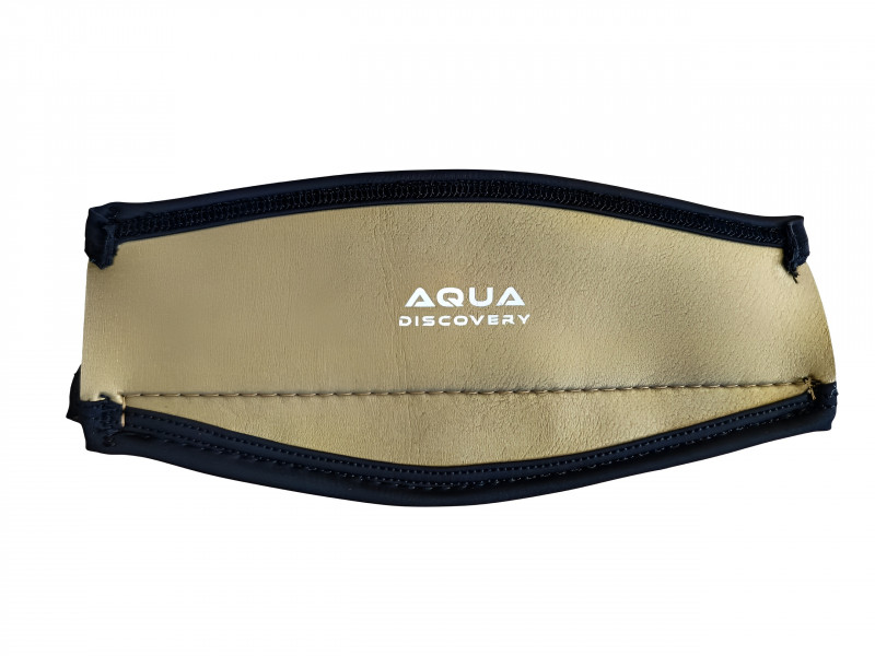 Снаружи гладкий неопрен, который дает красивый глянцевый эффект и позволяет более комфортно снимать и надевать ремешок маски на волосы. На обеих сторонах маски по центру фирменный аккуратный логотип производителя.