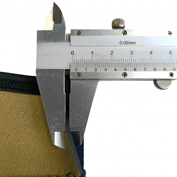 Толщина неопрена около 0.2см.