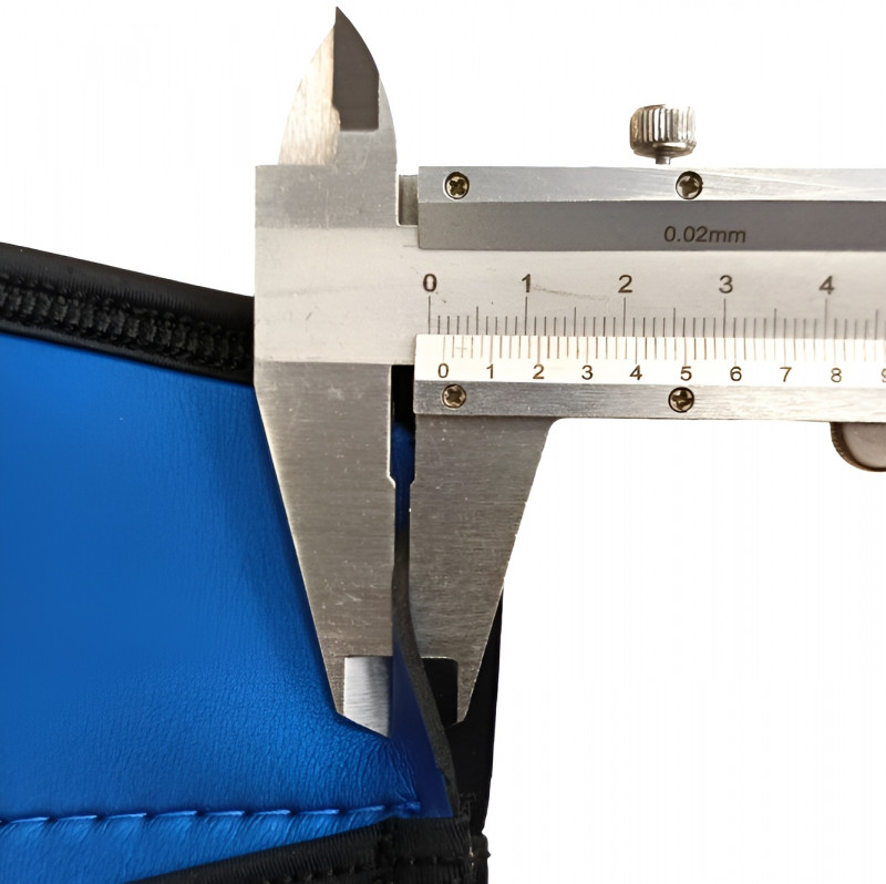 Толщина неопрена около 0.2см.