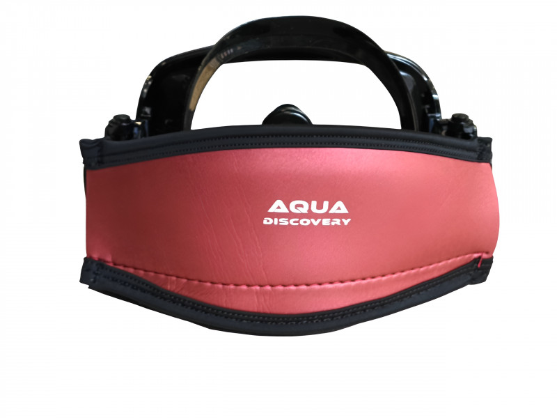 Снижет давление ремешка макси на затылочную часть головы. Убирает неприятное воздействие на волосы при надевании маски. С таким ярким оголовником потерянную маску будет легче найти. А упавшая в воде маска не полетит камнем в бездну, а будет плавно спускаться как на парашюте, давая возможность ее ухватить.