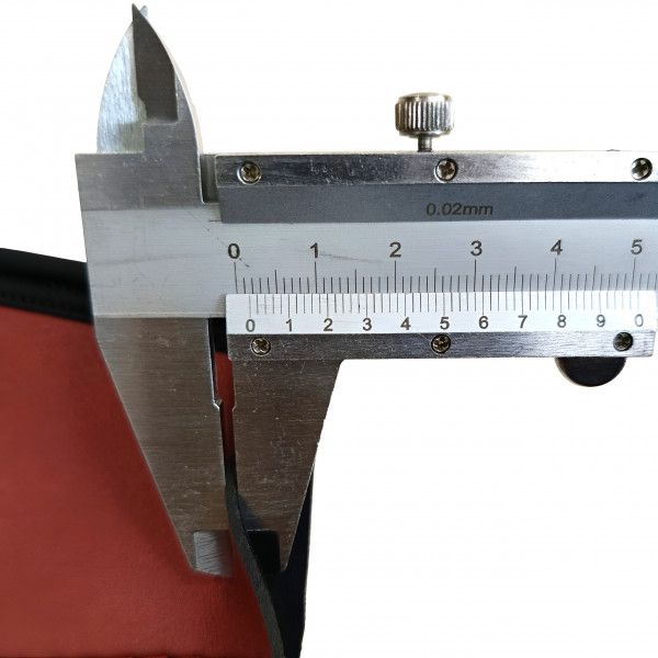 Толщина неопрена около 0.2см.