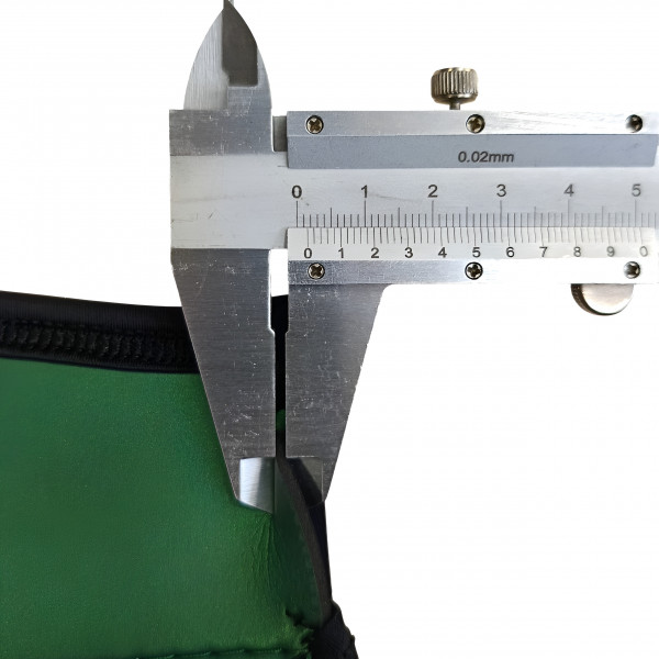 Толщина неопрена около 0.2см.