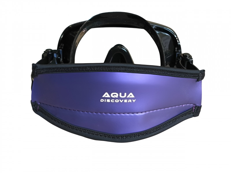 Снижет давление ремешка макси на затылочную часть головы. Убирает неприятное воздействие на волосы при надевании маски. С таким ярким оголовником потерянную маску будет легче найти. А упавшая в воде маска не полетит камнем в бездну, а будет плавно спускаться как на парашюте, давая возможность ее ухватить.