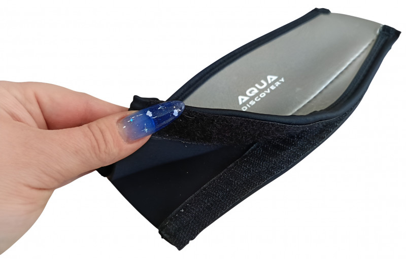 Чехол крепится при помощи удобной застежки-липучки, это позволяет устанавливать его на маску не вынимания ремешок из креплений. Такое решение также дает возможность хорошо просушивать оголовник при необходимости.