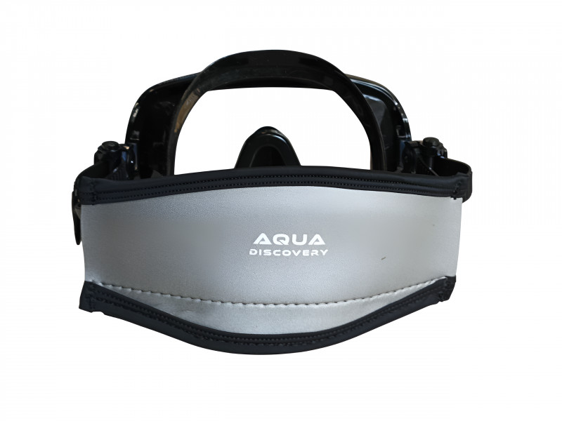 Снижет давление ремешка макси на затылочную часть головы. Убирает неприятное воздействие на волосы при надевании маски. С таким ярким оголовником потерянную маску будет легче найти. А упавшая в воде маска не полетит камнем в бездну, а будет плавно спускаться как на парашюте, давая возможность ее ухватить.