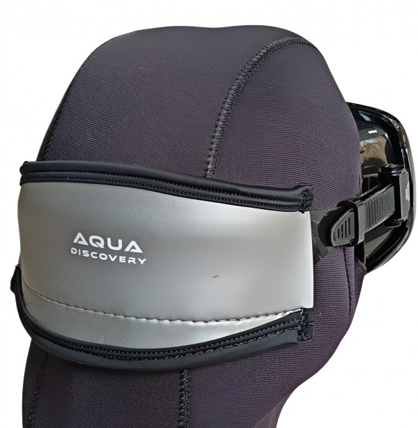 Неопрен обладает хорошей эластичностью, благодаря чему оголовник плотно облегает голову и надежно удерживает ремешок маски. Все смотрится стильно, элегантно. Оголовник - это еще и отличное место, чтобы подписать маску, а заодно и себя для напарника под водой.