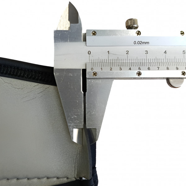 Толщина неопрена около 0.2см.