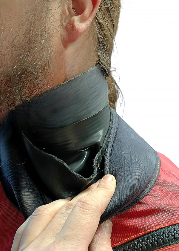 Расположение силиконового уплотнителя под манжетой сухого костюма обеспечивает более плотное прилегание, когда манжета вашего сухаря «устала» или больше нужного размера.