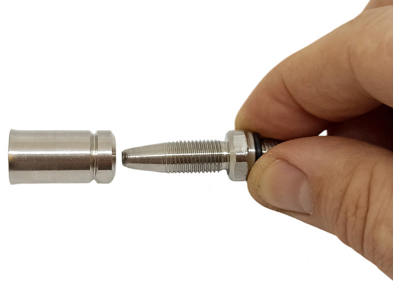 Разбираем штуцер на «папу» и «маму».