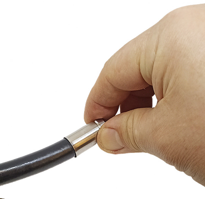 Накручиваем «маму» на срез резинового шланга до упора во внутренний бортик, внимание резьба обратная.