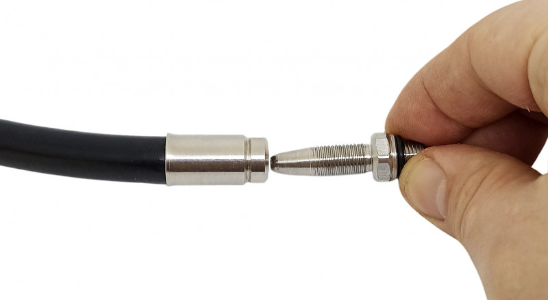 В установленную на шланг «маму» вкручиваем «папу», создавая нужное давление, конус папы можно немного смазать для упрощения захода в шланг.