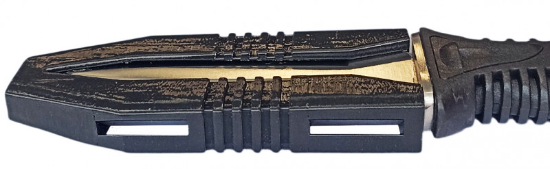 В основании ножен прорези для ремешков, благодаря им расположение ножа возможно в любом удобном месте на снаряжении или поясе.