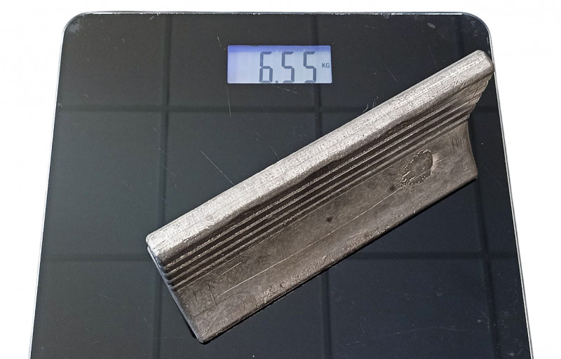 Заявленный вес груза - 6кг, на весах показывает около 6.5кг. Это делается специально, чтобы он весил не меньше шести килограмм именно под водой, когда в дело включится еще и Архимедова сила.