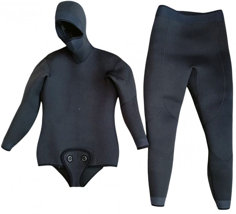 Внутри костюма нейлон, удобно одевать без использования шампуня.