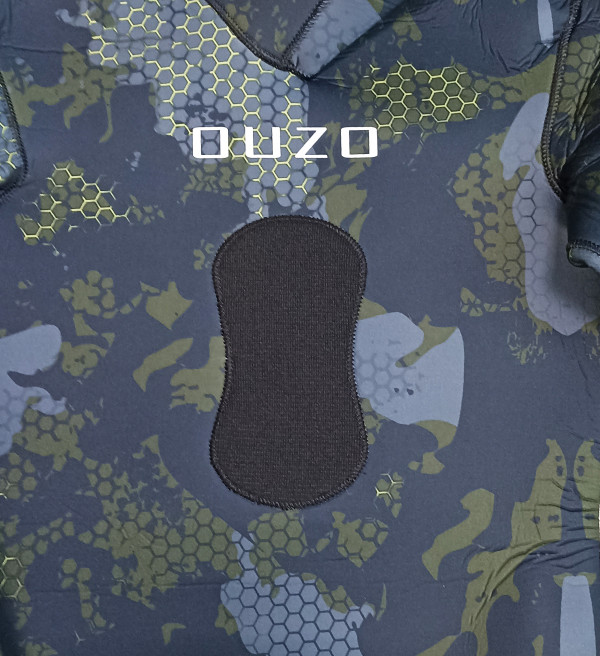 На груди амортизирующая накладка из неопрена, усиленная накладкой «Supratex», для заряжания арбалета.