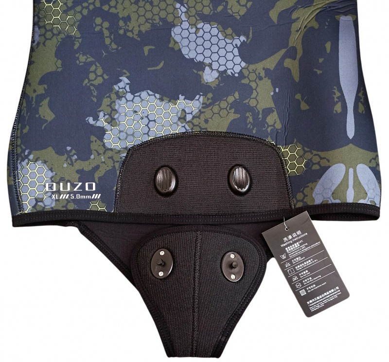 Куртка застегивается двумя клипсами в паху.