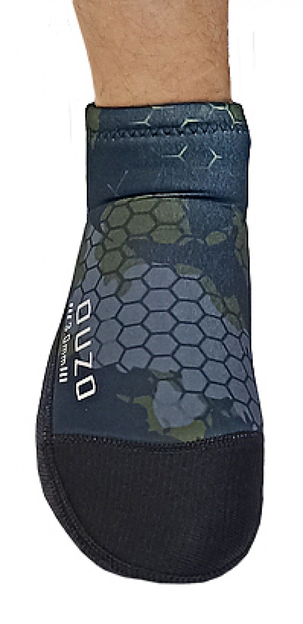 Мягкий нейлон легко тянется, повторяя контур вашей стопы.