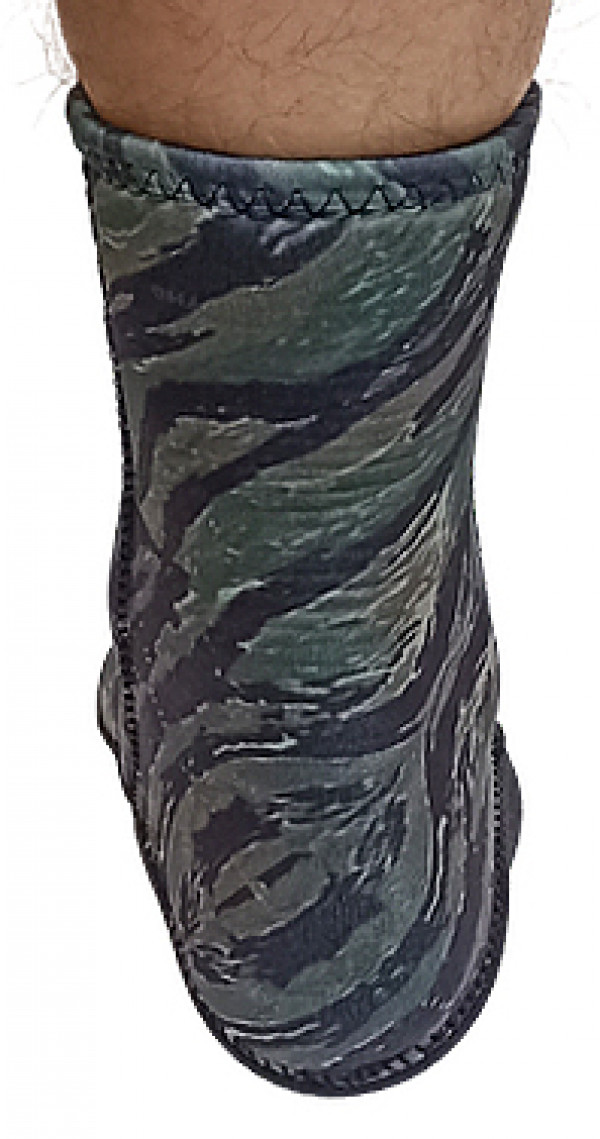 Носок можно носить поверх гидрокостюма, либо заправлять его под штанину, в зависимости от привычки и стоящих задач.