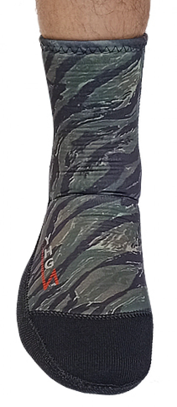 Мягкий нейлон легко тянется, повторяя контур вашей стопы.