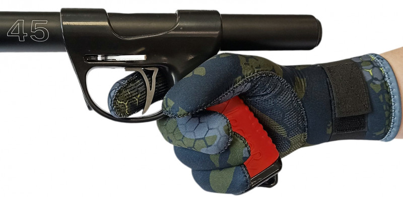 Крой, в сочетании с мягким эластичным неопреном, позволяет работать руками как угодно. Поэтому эти перчатки так любимы не только охотниками, но и дайверами.