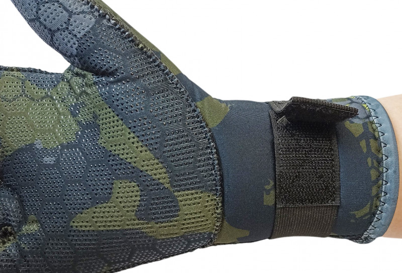 На запястье фиксирующая широкая застежка «ВЕЛКРО» обеспечивает плотное облегание и хорошую обтюрацию поверх руки или костюма.