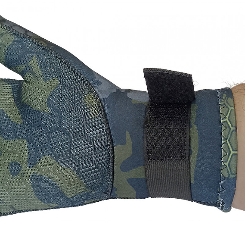 На запястье фиксирующая широкая застежка «ВЕЛКРО» обеспечивает плотное облегание и хорошую обтюрацию поверх руки или костюма.