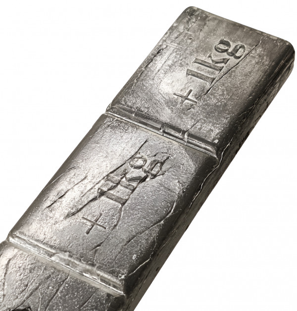 Заметили, что груз тяжеловат? Не беда! Поперек него идут глубокие борозды - своего рода «линии отламывания». По ним легко отделить кусочки весом примерно по 1кг.