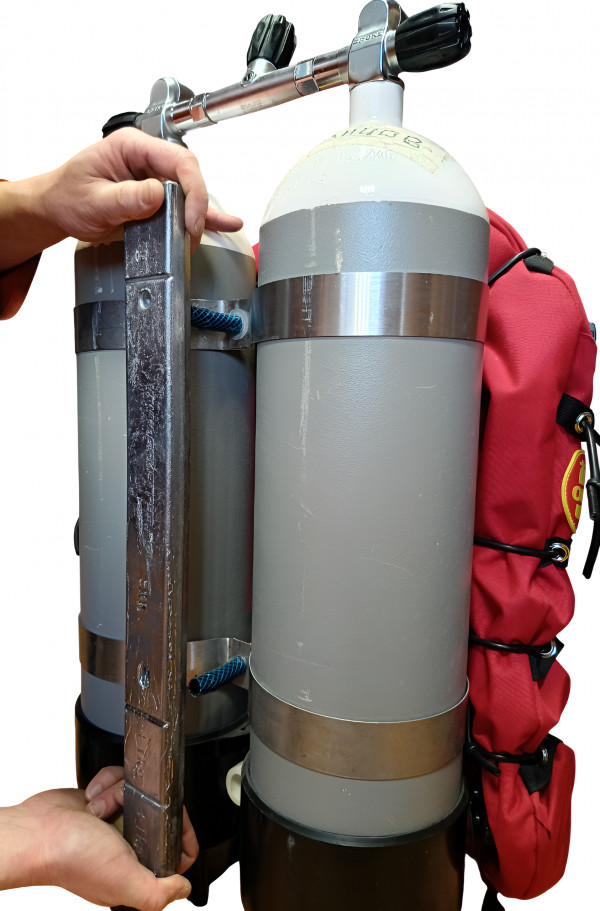 Груз может быть установлен на спарку с внешней стороны (сверху баллонов). Нужно помнить, что при этом поднимается центр тяжести и спарка становится более валкой.