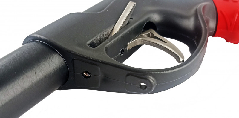 Специальные отверстия на передней части спусковой скобы для крепления штатной фирменной катушки «ВЕКТОР».