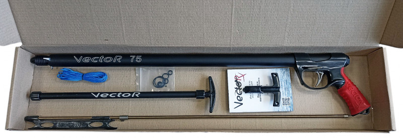 Продается в фирменной картонной коробке производителя. В комплекте есть практически все необходимое для начала охоты (ружье, гарпун с бегунком, фирменное мотовило линя VECTOR, насос, линь, заряжалка, ЗИП, инструкция). Не хватает только наконечника и приличного чехла.