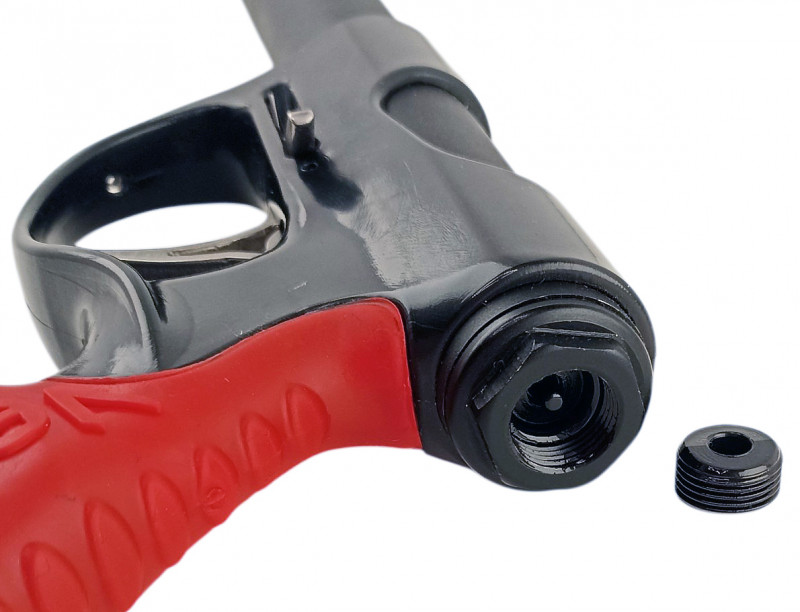 Традиционный для пневматических ружей клапан закачки в торце ружья, закрывающийся резьбовой пробкой.