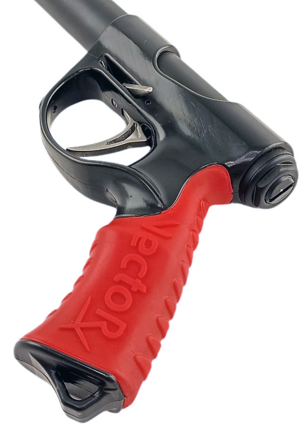 Универсальная рукоять под правую или левую руку. Красная полиуретановая накладкой предотвращает проскальзывание руки, а яркий цвет позволяет проще найти ружье.